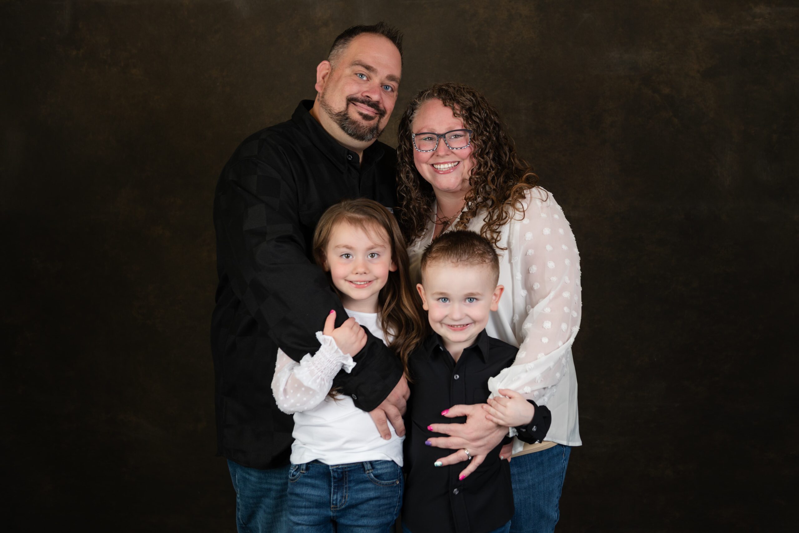 Parents with two young children during a DFW studio session