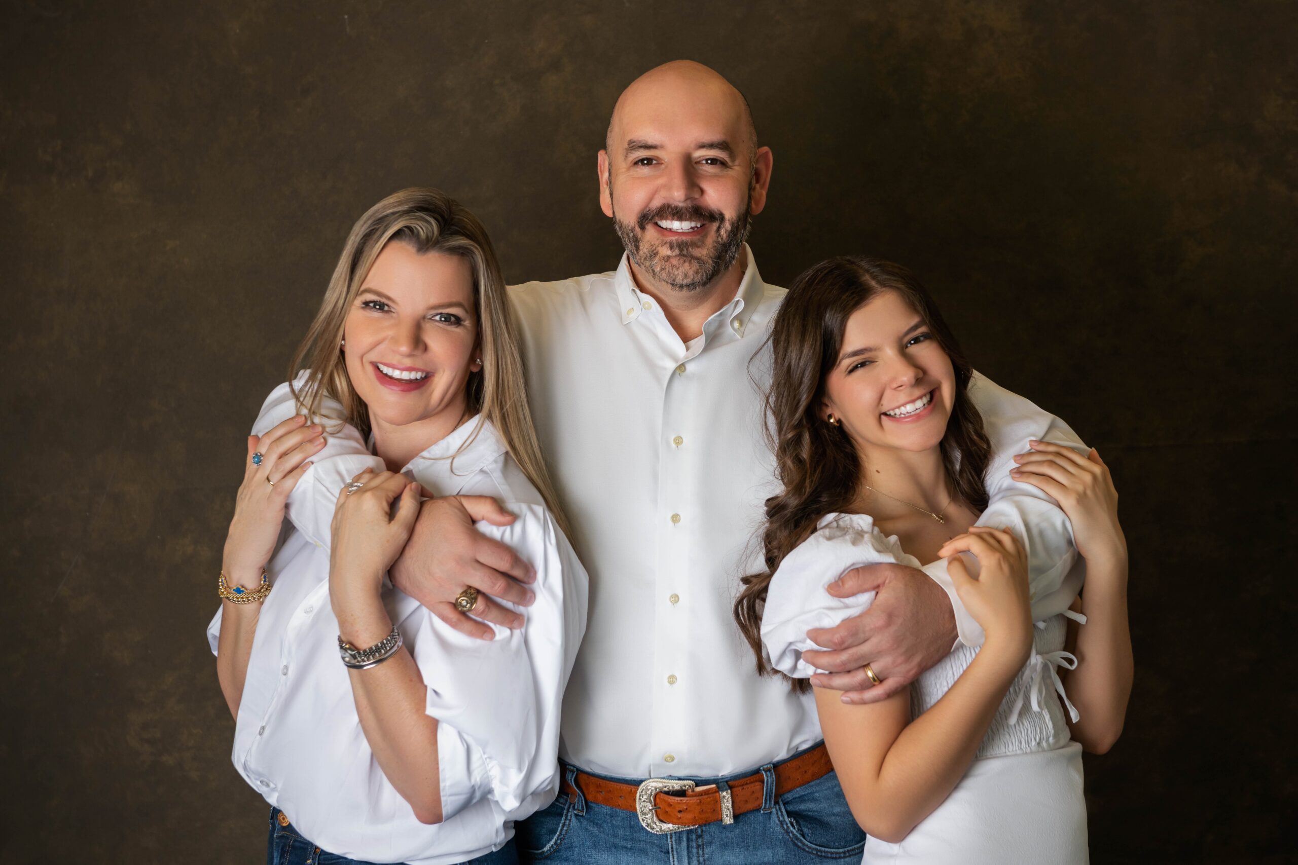 Couple with their teen daughter in white, Dallas–Fort Worth studio family session